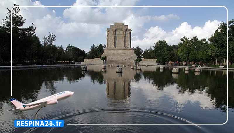 بلیط هواپیما زنجان مشهد ، خرید بلیط هواپیما زنجان مشهد، قیمت بلیط هواپیما زنجان مشهد بنر تبلیغاتی رزرو بلیط هواپیما زنجان مشهد از وبسایت رسپینا شامل یک هواپیما با پس زمینه آرامگاه فردوسی در مشهد